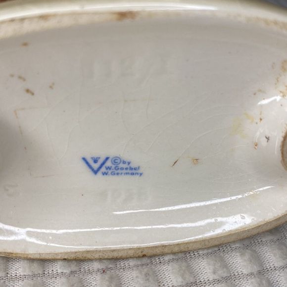 GOEBEL HUMMEL FIGURINE “JUST RESTING” - Picture 3 of 3